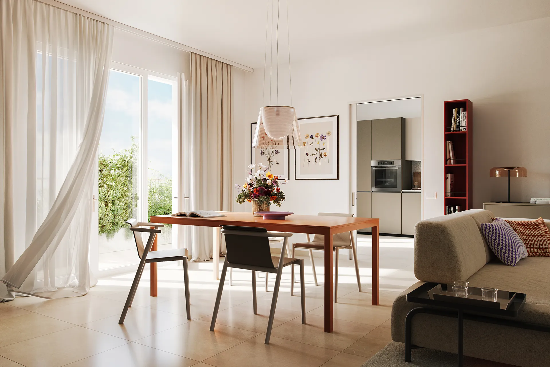 Sala da pranzo luminosa con tavolo in legno, sedie moderne, fiori al centro e accesso a un balcone verde.